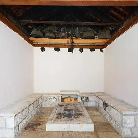 Villa Hedera Estate, Hedera Ix Banići