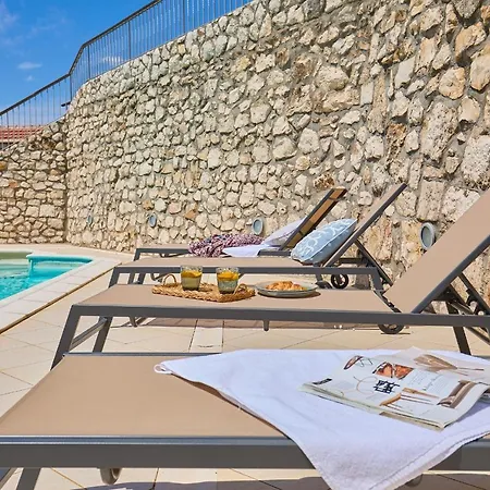 Hedera Estate, Hedera Ix * Banići